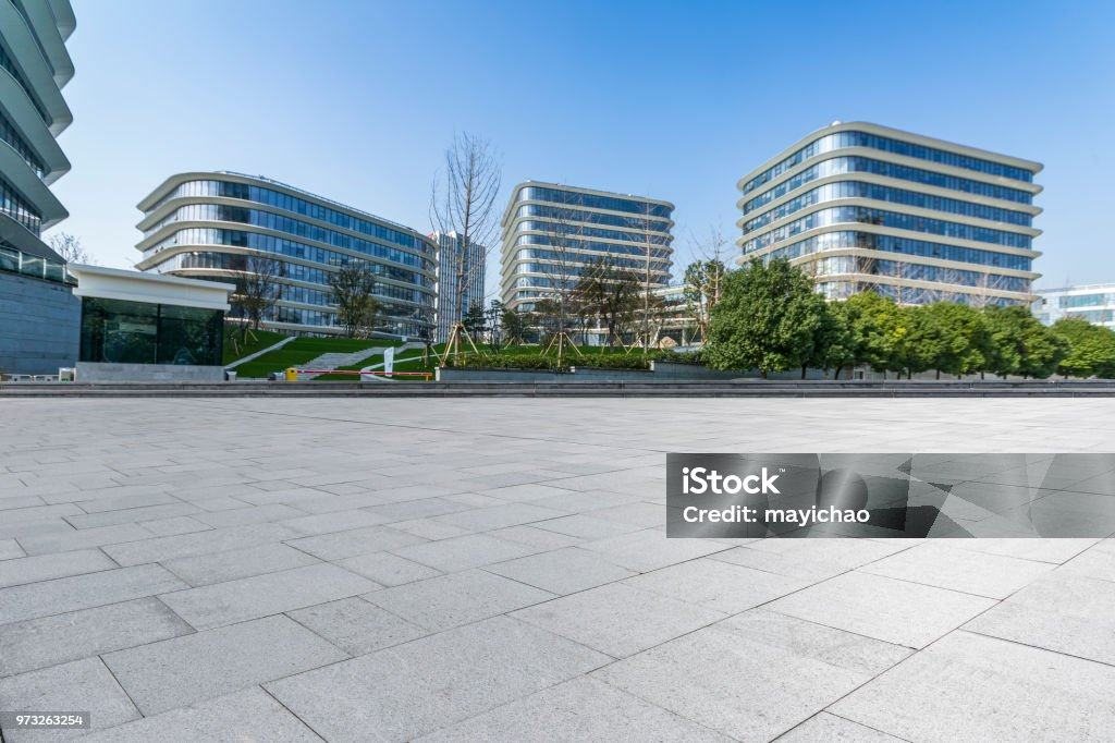 Moderne Bürogebäude mit begrüntem Vorplatz
