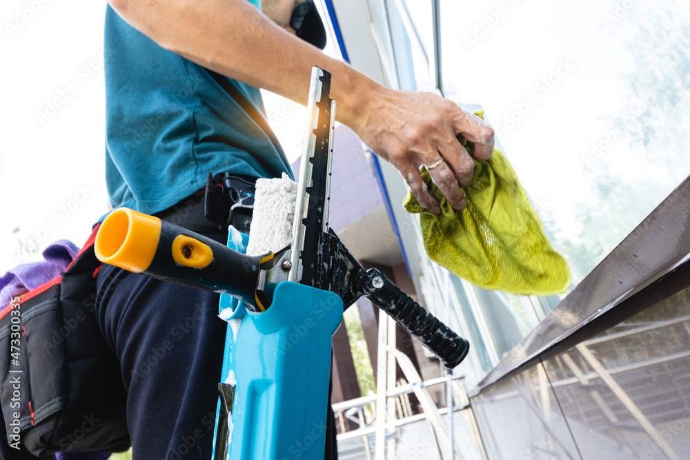 Fensterreinigung mit professionellem Werkzeug