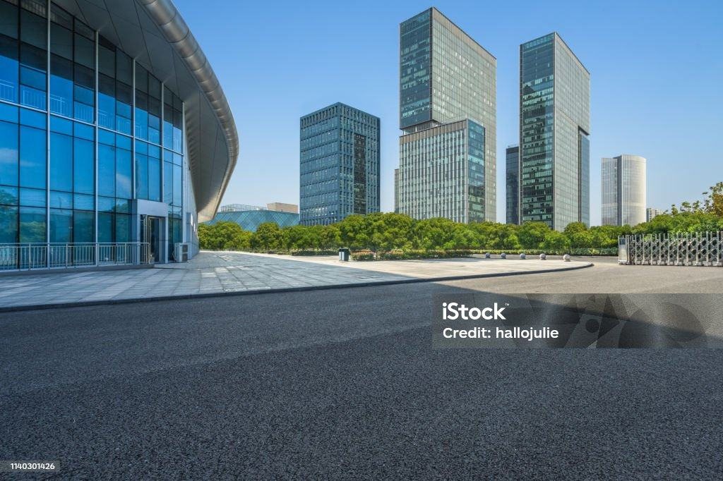 Moderne Architektur mit weiter Platzfläche